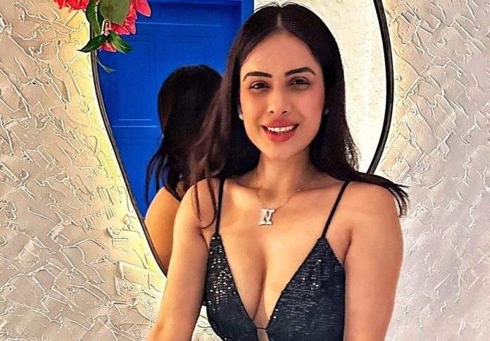 Bhojpuri actress Neha Malik's style made her intoxicated, posed like this in a bodycon dress Bhojpuri actress Neha Malik's style made her intoxicated, posed like this in a bodycon dress