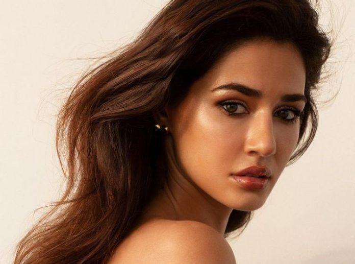 Disha Patni sat on the couch wearing a bikini, gave such bold poses, got rid of sweat in winter