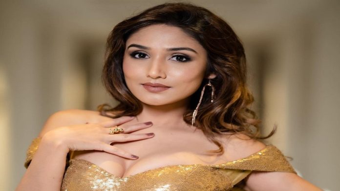 Donal Bisht did a bold photoshoot on the beach in a deep neck dress, photos went viral