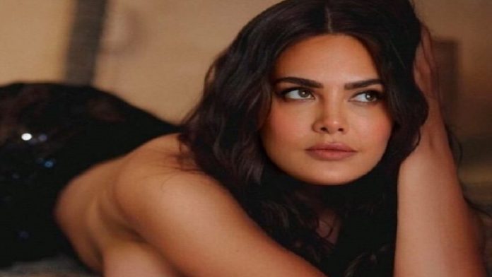 Esha Gupta again crossed the limit, wore skin tight dress without bra, bold pose lying on the ground Esha Gupta again crossed the limit, wore skin tight dress without bra, bold pose lying on the ground