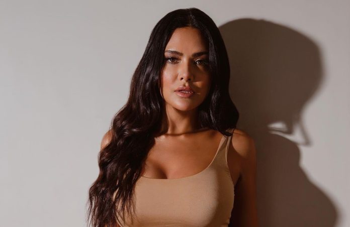 Esha Gupta got photoshoot done wearing silver color deep neck dress, pictures went viral