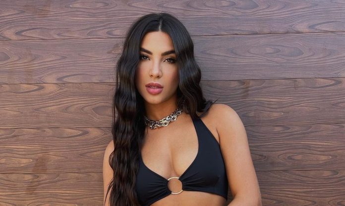 Girl strip in front of Eiffel tower, video viral in bik*ini Girl strip in front of Eiffel tower, video viral in bik*ini