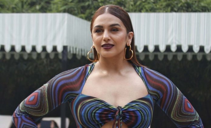 Huma Qureshi steals Urfi Javed style statement! Front open bold dress worn in the event, watch video