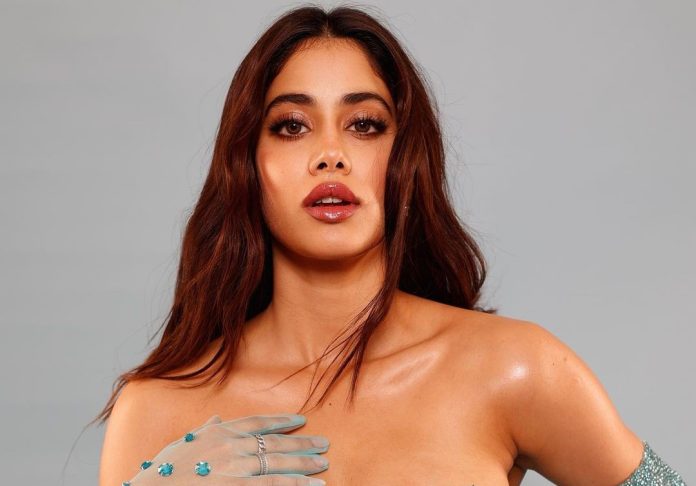 Janhvi Kapoor crossed all limits of boldness, wearing braless deep neck dress, pictures went viral