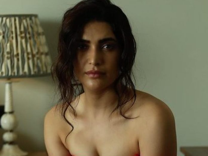 Karishma Tanna showed bo*ld avatar in the bathroom; Poses given in such a bo*ld way Karishma Tanna showed bo*ld avatar in the bathroom; Poses given in such a bo*ld way