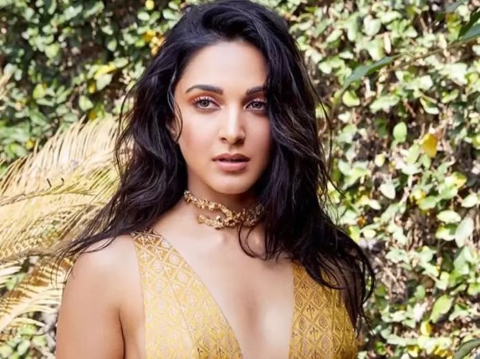 Kiara Advani reached the party without a bra, a big cut was seen even in a small skirt