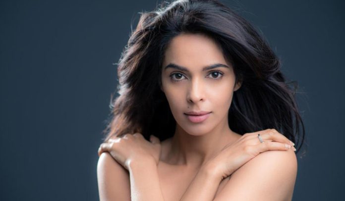 Mallika Sherawat came in front of the camera wearing only the top, created a ruckus by sharing the pictures