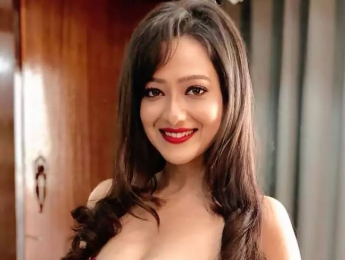 Mithun Chakraborty's daughter-in-law showed bold looks in front of the camera, wearing short dress poses like this