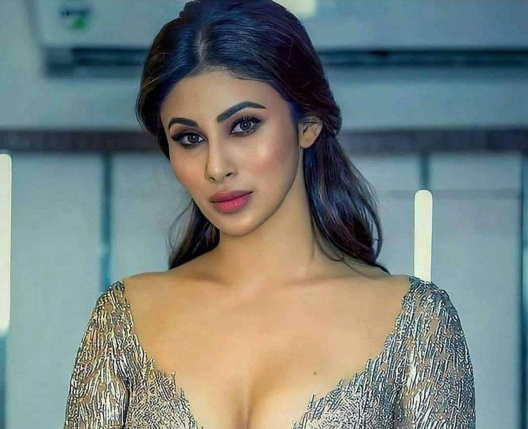 Mouni Roy showed off her bo*ld look wearing a deep neck dress, the style  caught attention - informalnewz
