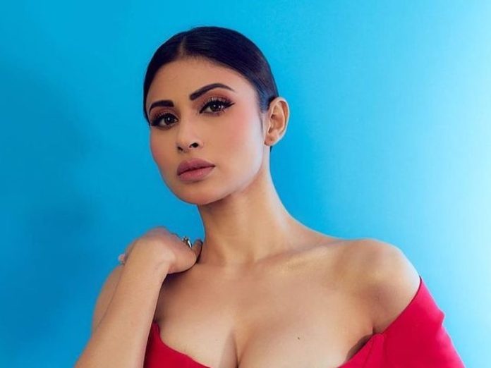 Mouni Roy crossed all limits, wore such a short blouse with saree, showed everything