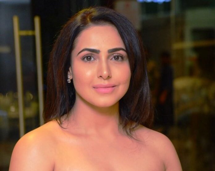 Nandini Rai showed cleavage in front open coat, would not have seen such a form of actress