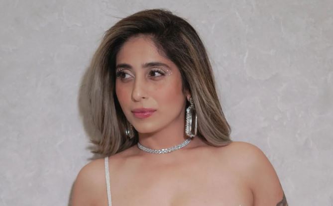 Neha Bhasin did such an act in front of the camera by wearing bik*ini, trollers said – fake copy of Urfi