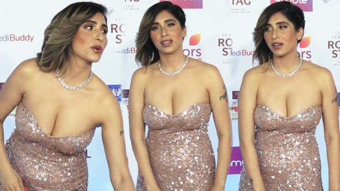 Neha Bhasin did a bo*ld photoshoot wearing a braless top and a transparent Thai slit skirt, people said - Birthday or pool party