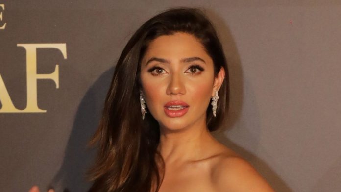 Pakistani actress Mahira Khan crossed all limits of bo*ldness, showed hot moves wearing a bralette