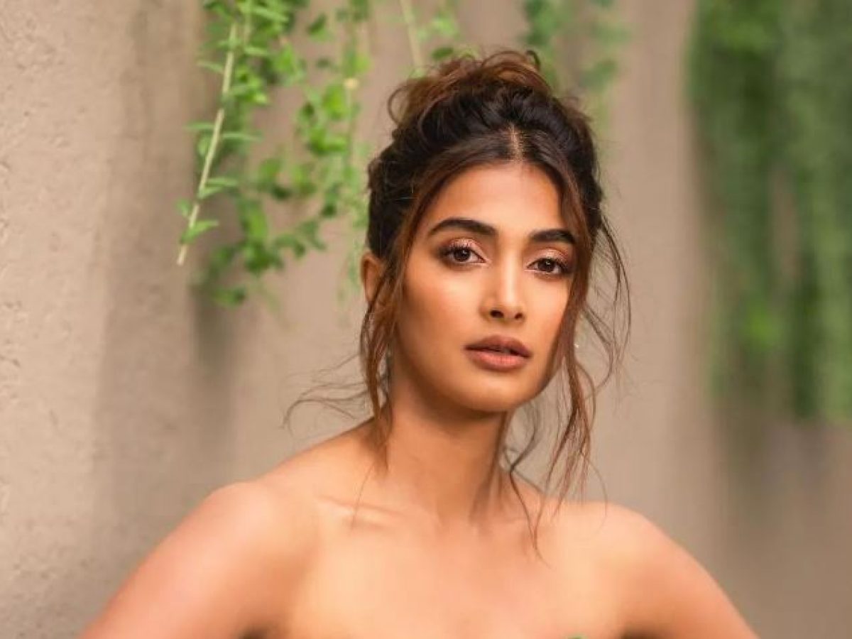 Pooja Hegde arrived in the party wearing such clothes, the dress slipped  from the front and became a victim of Oops Moment,watch video - informalnewz