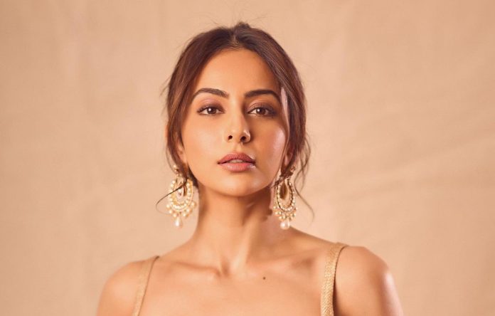 Rakul Preet Singh also wreaked havoc in a transparent saree, gave a sizzling pose in front of the camera