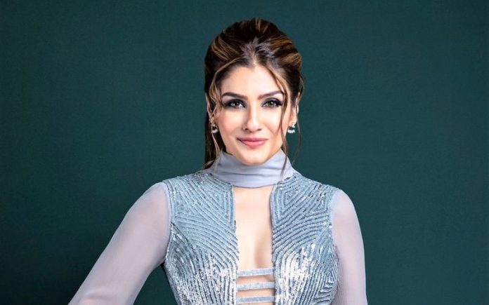 Raveena Tandon's bo*ldness did not stop even at the age of 48, glamorous style shown in transparent Thai high slit saree