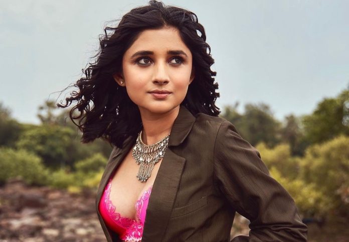 Sanskari Bahu' Kanika Mann's bo*ldness surprised, wearing bralette top poses like this Sanskari Bahu' Kanika Mann's bo*ldness surprised, wearing bralette top poses like this