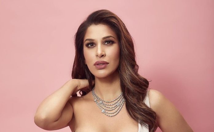 Sophie Chowdhary entered the swimming pool wearing a two-piece, raised the internet's mercury Sophie Chowdhary entered the swimming pool wearing a two-piece, raised the internet's mercury