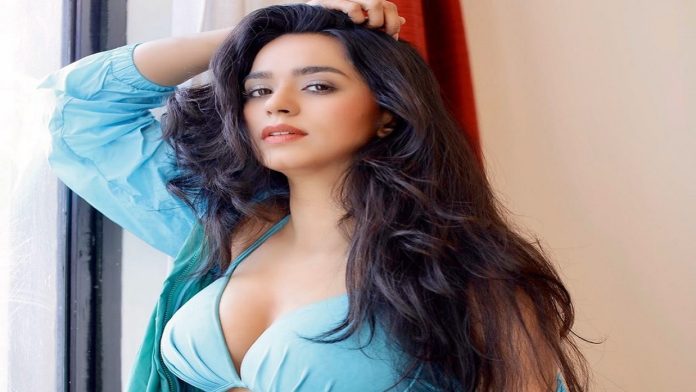 Soundarya Sharma made bo*ld photoshoot wearing black color bralette and denim shots, pictures went viral
