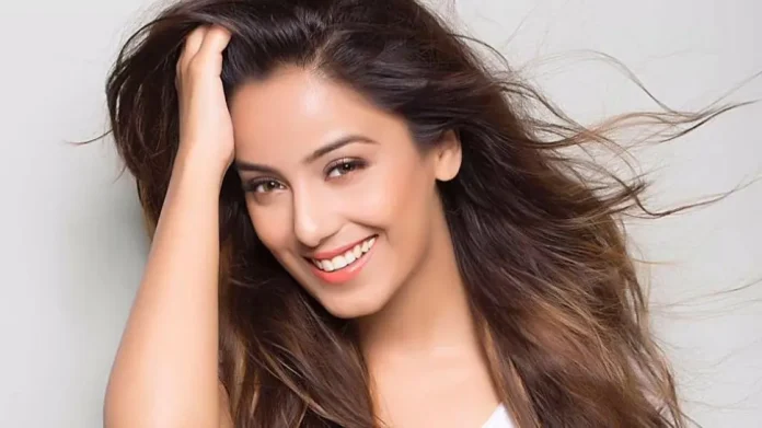 Srishti Rode wore a revealing dress for the photoshoot, then showed her hotness