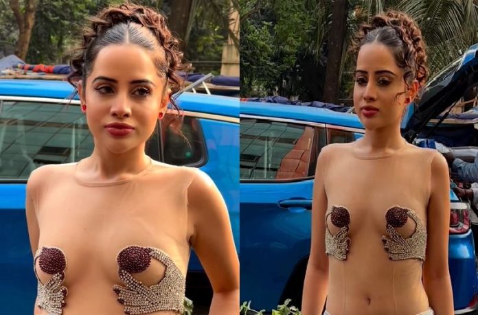 Urfi Javed saved her shame like this by going topless, crossing all limits as soon as she came out of the car