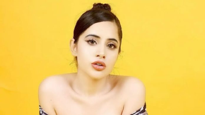 Urfi Javed again took off her clothes, tried to cover her honor with her hair but the thin braid did not work Urfi Javed again took off her clothes, tried to cover her honor with her hair but the thin braid did not work