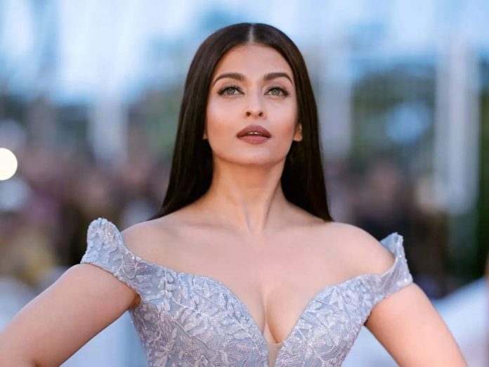 aishwarya-rai-Amitabh Bachchan’s daughter-in-law Aishwarya Rai crossed all limits with Hrithik, the Bachchan family took this step after seeing both of them liplocking Amitabh Bachchan’s daughter-in-law Aishwarya Rai crossed all limits with Hrithik, the Bachchan family took this step after seeing both of them liplocking