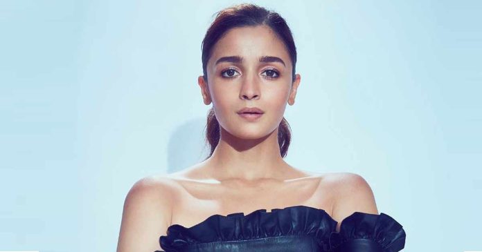 Alia Bhatt Bo*ld PIC: Very bo*ld pictures of Alia Bhatt surfaced after the birth of a daughter! Such poses by sliding the top off the shoulders