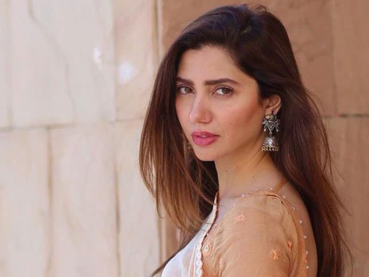 1200px x 900px - Pakistani actress Mahira Khan crossed all limits of bo*ldness, showed hot  moves wearing a bralette - informalnewz