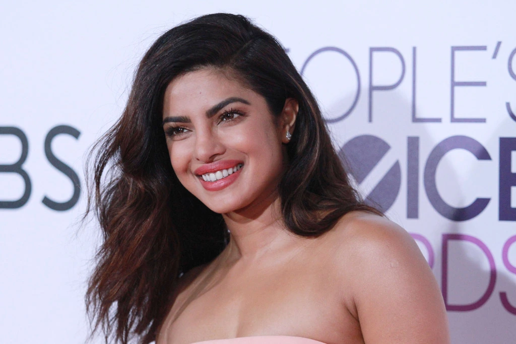Priyanka Chopra reached the red carpet by sticking the dress with tape,  survived the oops moment - informalnewz