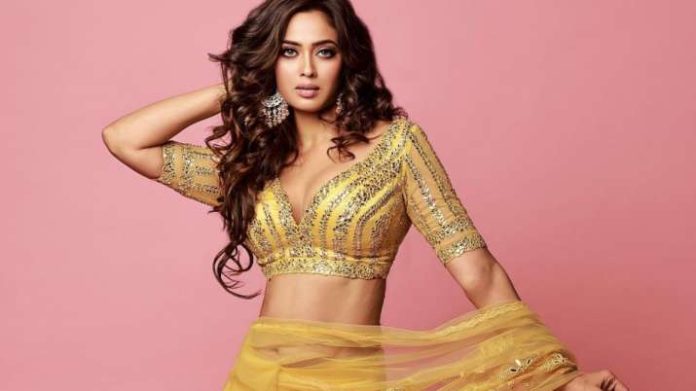 Shweta Tiwari at the age of 42 wearing a lehenga choli injured a fan with her style, hold your heart before seeing the photo