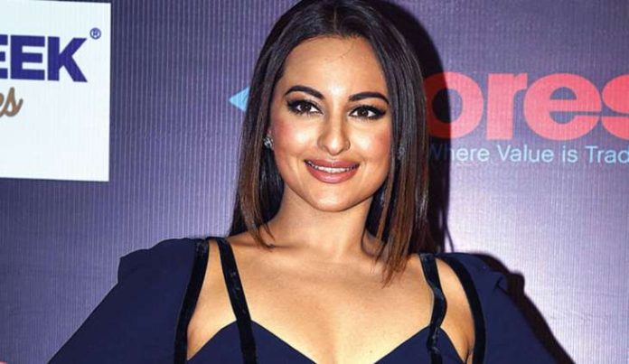 Sonakshi Sinha made a bo*ld photodoot in a black short dress, seeing the pictures, the hearts of Dola fans