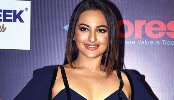 Sonakshi Sinha made a bo*ld photodoot in a black short dress, seeing the pictures, the hearts of Dola fans Sonakshi Sinha made a bo*ld photodoot in a black short dress, seeing the pictures, the hearts of Dola fans