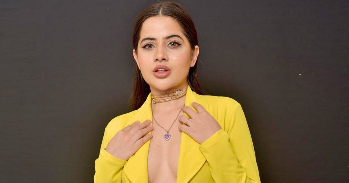 Urfi wore such a dress without bra, Orry also came to click the photo - watch video Urfi wore such a dress without bra, Orry also came to click the photo - watch video