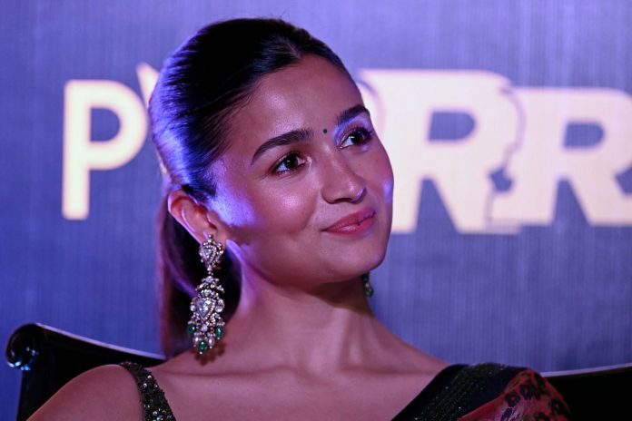 Alia Bhatt touched the film director in the wrong place, the video went viral Alia Bhatt touched the film director in the wrong place, the video went viral