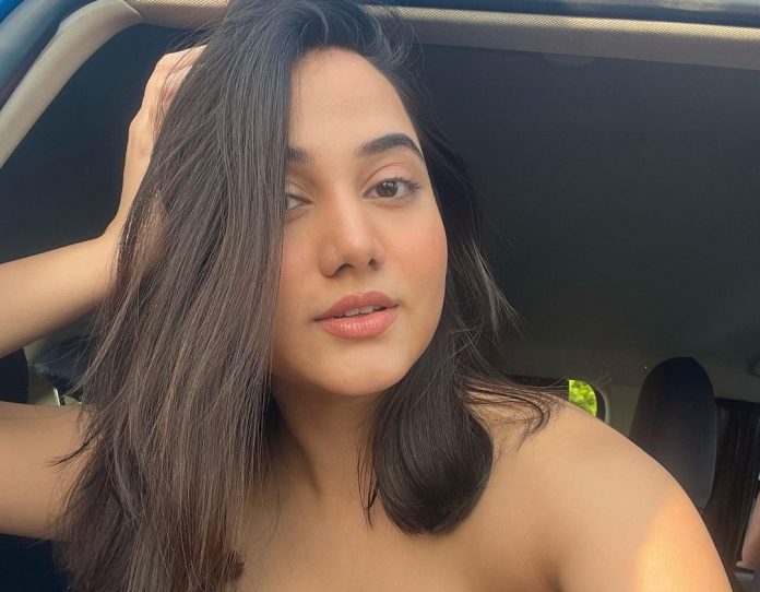 Asfi javed crossed limit of bo*ldness, wore braless too much revealing gown, beats urfi javed in bo*ldness Asfi javed crossed limit of bo*ldness, wore braless too much revealing gown, beats urfi javed in bo*ldness