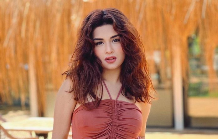 Avneet Kaur did a bold photoshoot in red deep-neck outfit, fans were convinced of her hotness