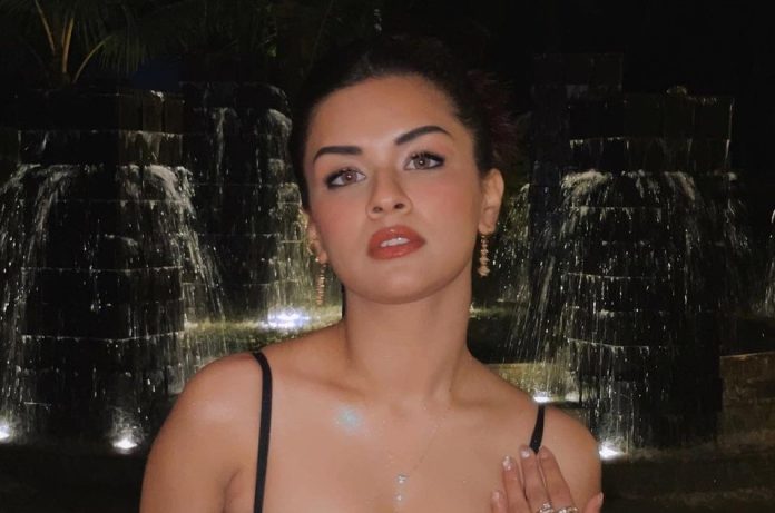 Avneet Kaur flaunts bo*ld figure at the age of 21 wearing bralette top and matching Thai high slit skirt, Fans got intoxicated after seeing her se*xy figure