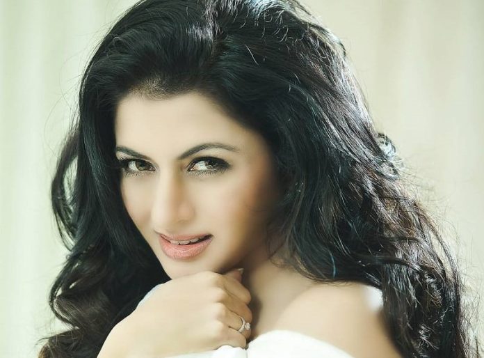 Bhagyashree's daughter Avantika Dasani is very beautiful, she gave tough competition to Huma Qureshi in this web series