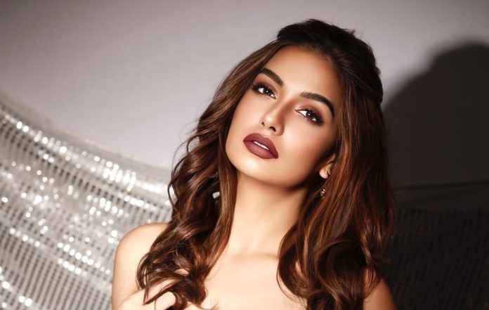 Divya Agarwal went out for a walk wearing a mesh top, gave bold poses on the streets