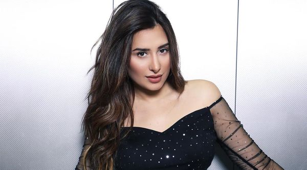 Mahira Sharma crossed the limits of bo*ldness, wearing a short dress and sat in the car in a killer pose