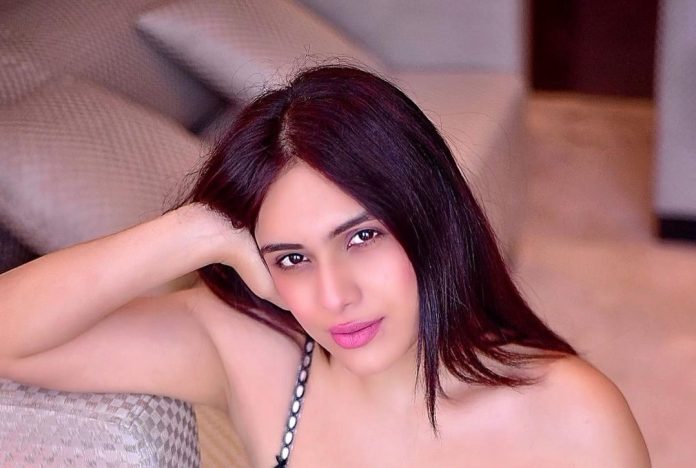 Neha Malik did a bo*ld photoshoot at the age of 32, posing like this while lying in the bathtub, fans were mesmerized