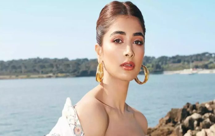 Pooja Hegde arrived in the party wearing such clothes, the dress slipped from the front and became a victim of Oops Moment,watch video - Entertainment Update