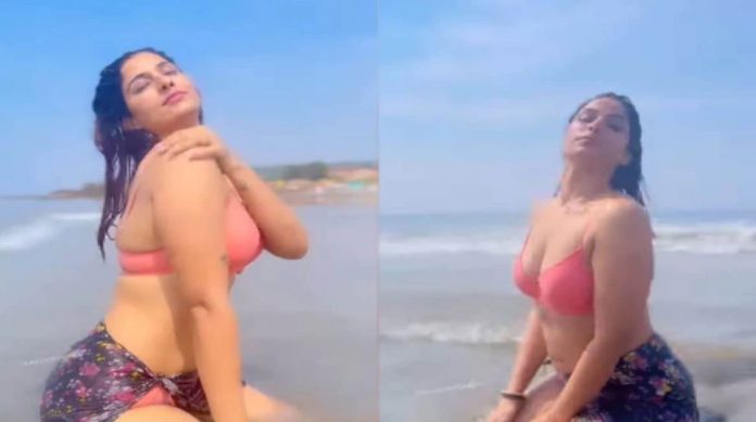 Bhojpuri actress Poonam Dubey wearing a bikini set the water on fire on the song 'Pathaan', fans said - 'There is no one in the collision'
