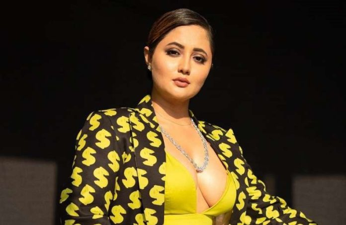 Rashami Desai wore such a tight dress that she got upset, she was seen saving her shame by covering the cleavage with hands!