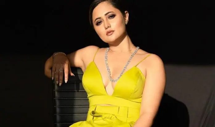 Rashmi Desai flaunted her bo*ld figure wearing a black bralette top, fans said after seeing the pictures - 'created havoc'