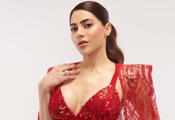 Sexy Video Nikki Tamboli showed hot moment in half solder dress, Seeing you will be sweating Sexy Video Nikki Tamboli showed hot moment in half solder dress, Seeing you will be sweating