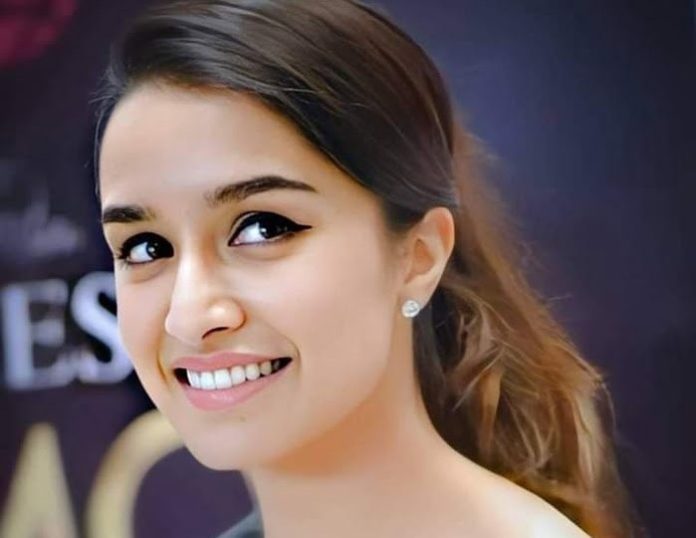 Shraddha Kapoor entered the airport wearing a pink Anarkali suit, people went crazy