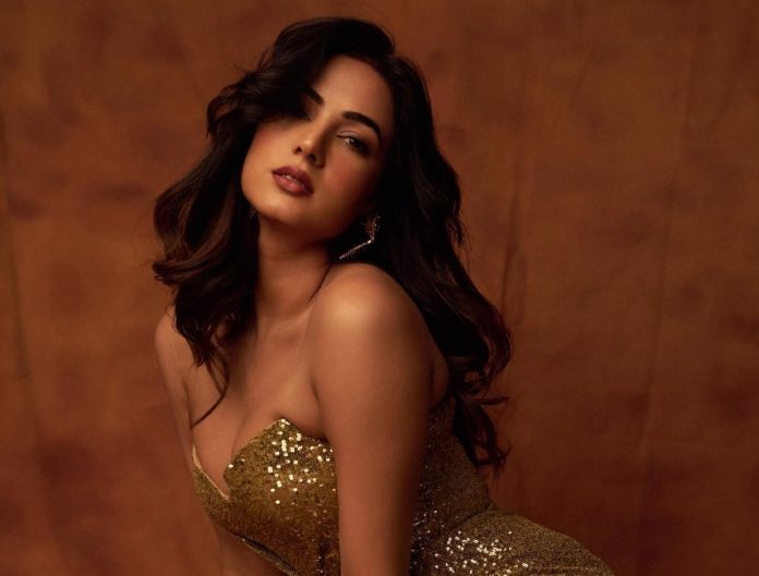 Sonal Chauhan turned up the heat in a shimmering bodycon gown dress, watch the bo*ld video Sonal Chauhan turned up the heat in a shimmering bodycon gown dress, watch the bo*ld video
